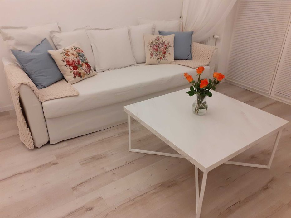 Jasny elegancki stolik kawowy blat matowy w stylu laminowany marmur