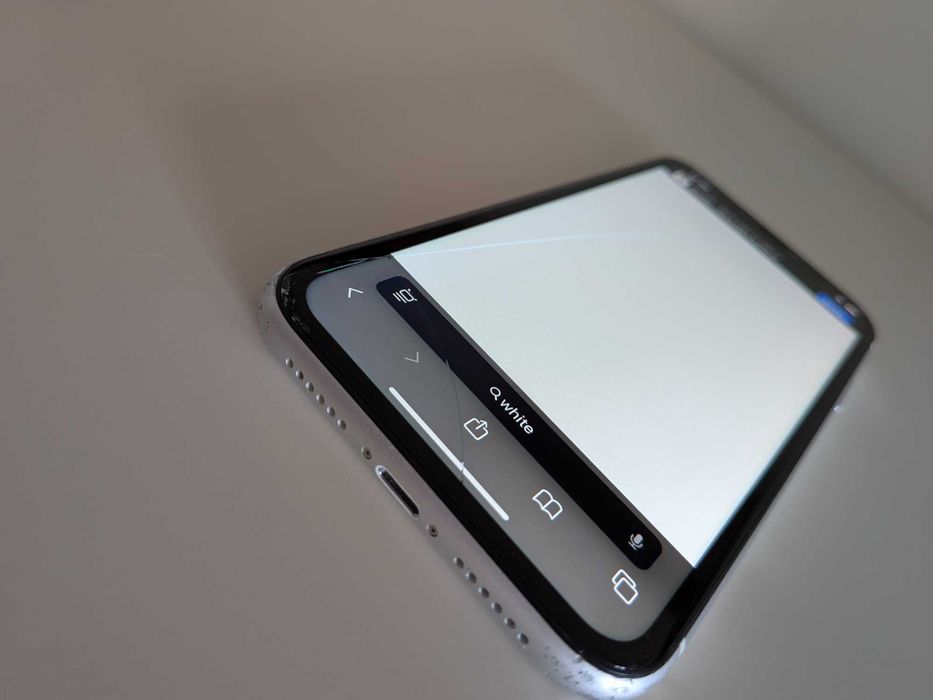 Iphone XR 128 GB 83% Battery - Cracked Screen