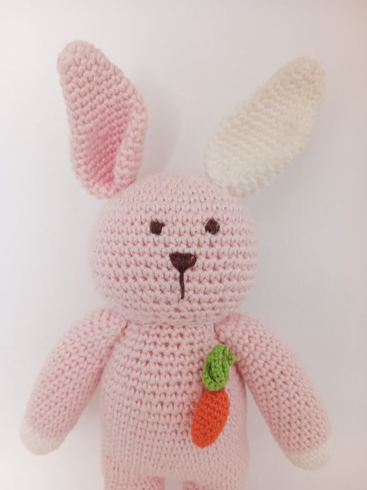 Coelho rosa/branco com cenoura, croché 30cm