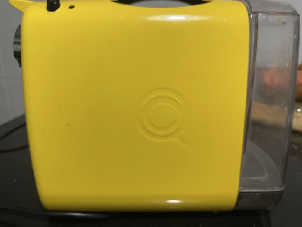 Máquina de Café Delta Q Amarela