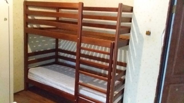 Двухярусне дерев'яне ліжко