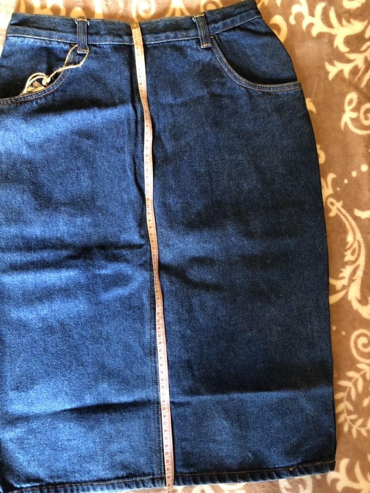 Синя джинсова юбка.