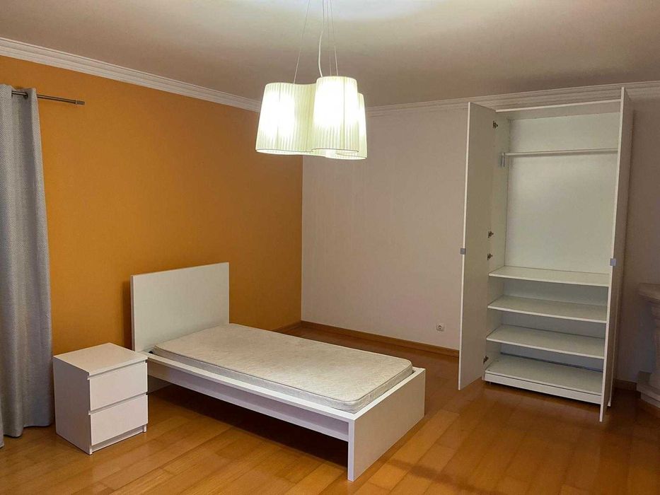 Quarto com 28m2 junto ao centro de Loures