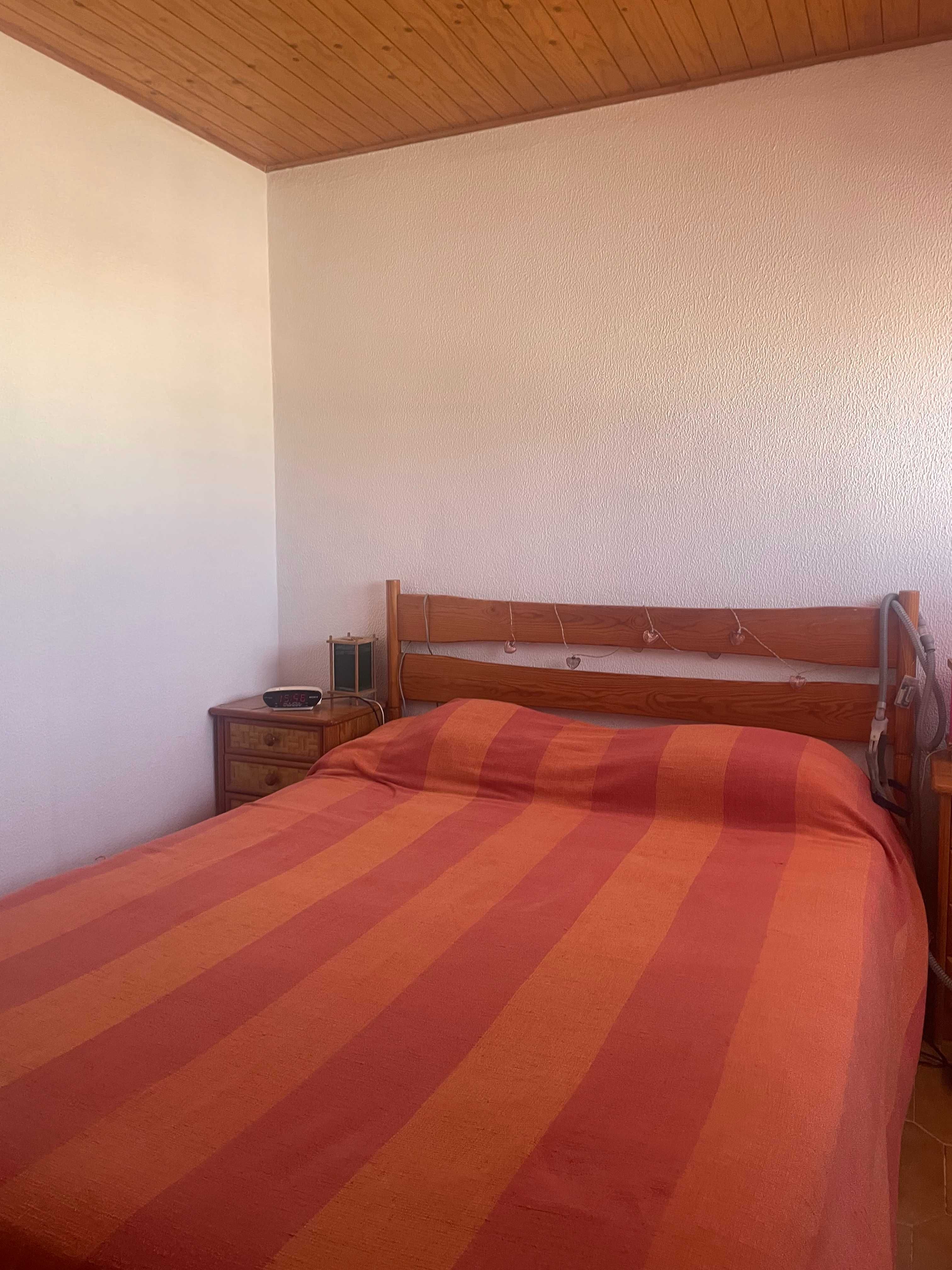 Cama e Mesinhas de Cabeceira