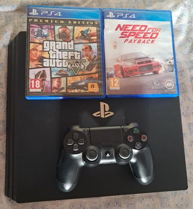 PS4 pro com 2 jogos e um comando