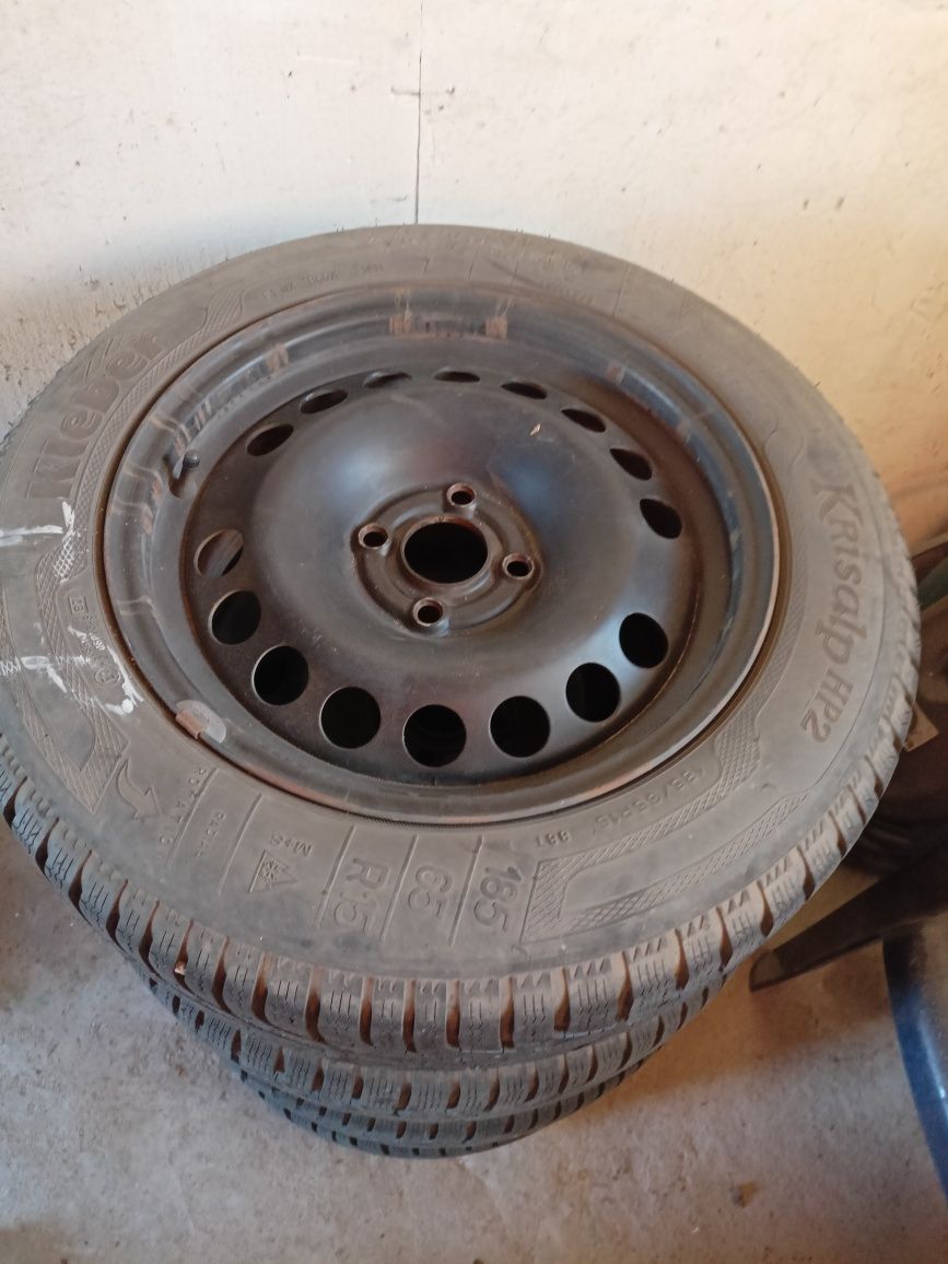 Opony zimowe z felgami stalowymi ET35 15" 185/65 4x100