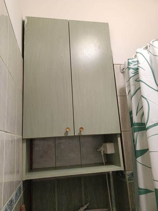 Zielona szafka łazienkowa wisząca zamykana