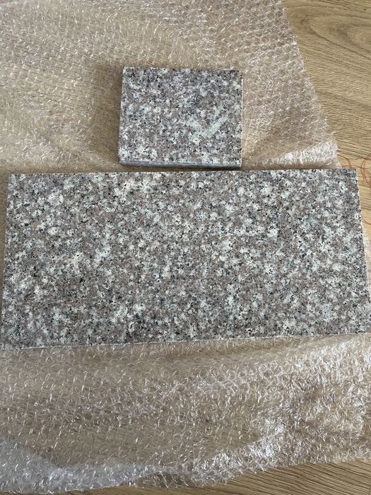 Granitowe płytki resztki z wykończeń.