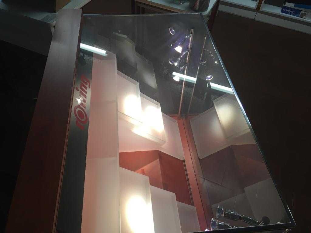 Vitrine expositora com iluminação.