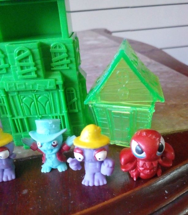 Zomlings diversos e Hotel