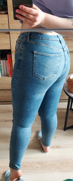 Dżinsy rurki z dziurami