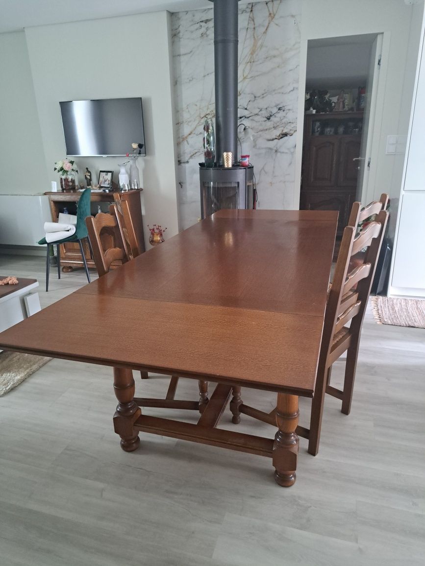 Mesa de jantar extensível com cadeiras