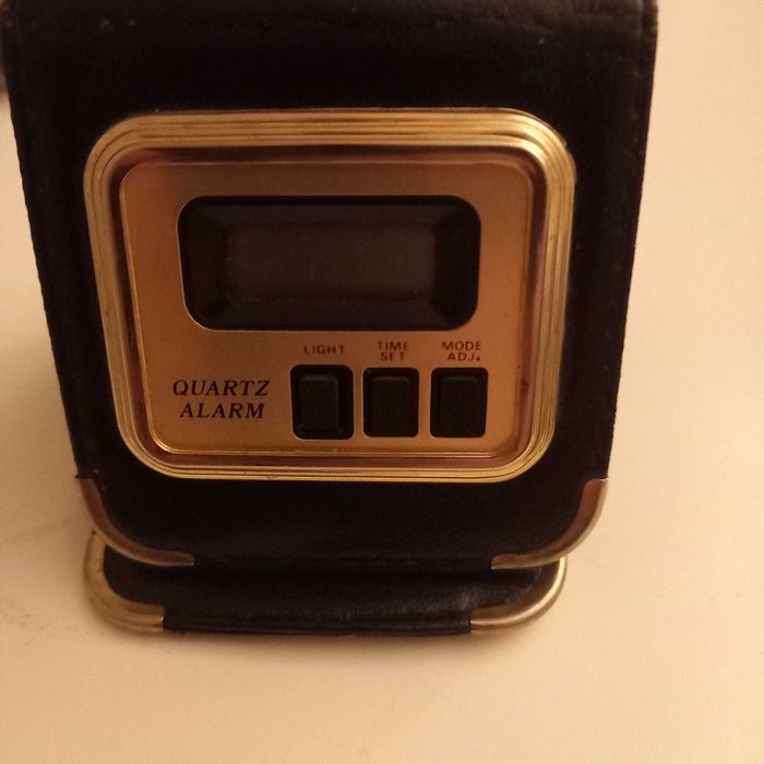 Zegarek z alarmem quartz z budzikiem lata 80