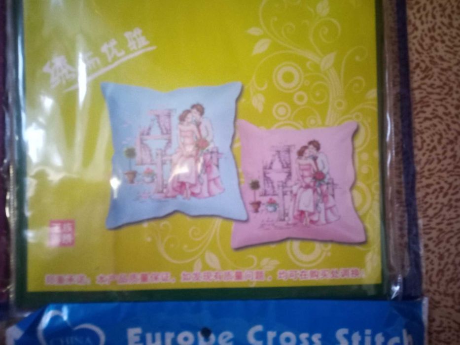 Повні набори по вишивкє хрестом диваних подушек