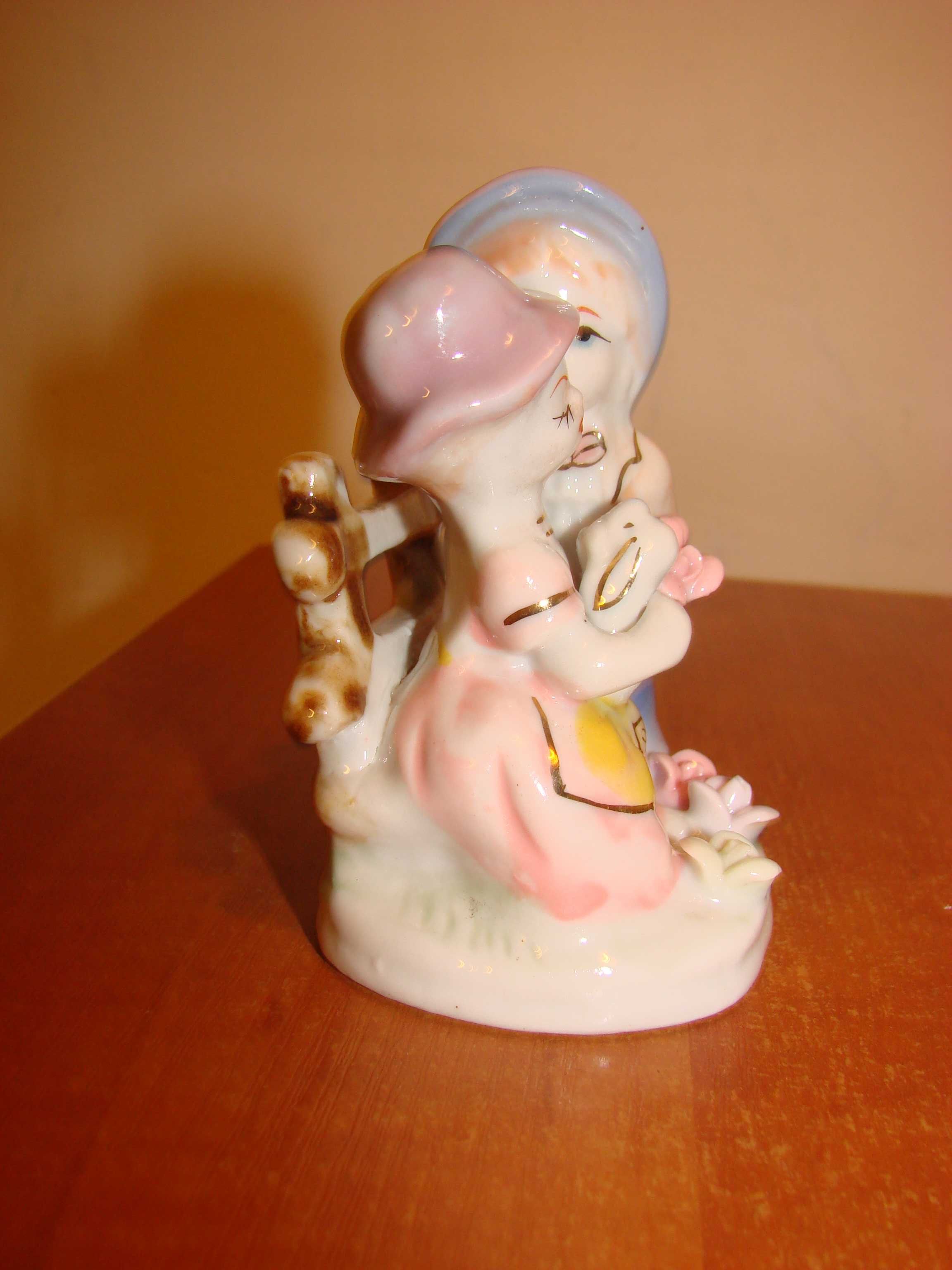 mała porcelanowa figurka