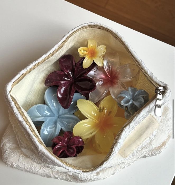 Обʼємні заколки у формі квітів