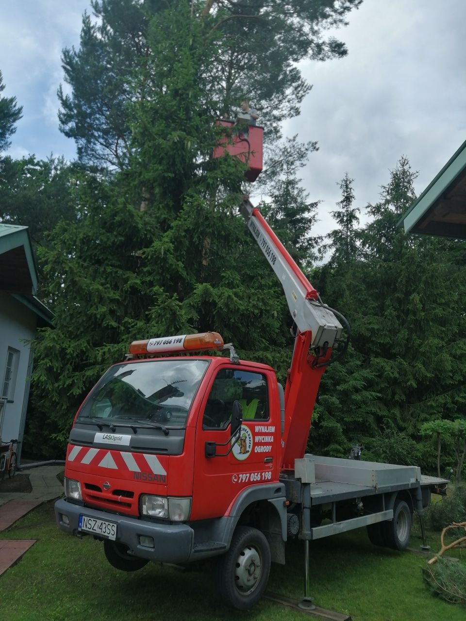 Podnośnik koszowy 20m 26m 30m wynajem usługi wycinka mycie dachów