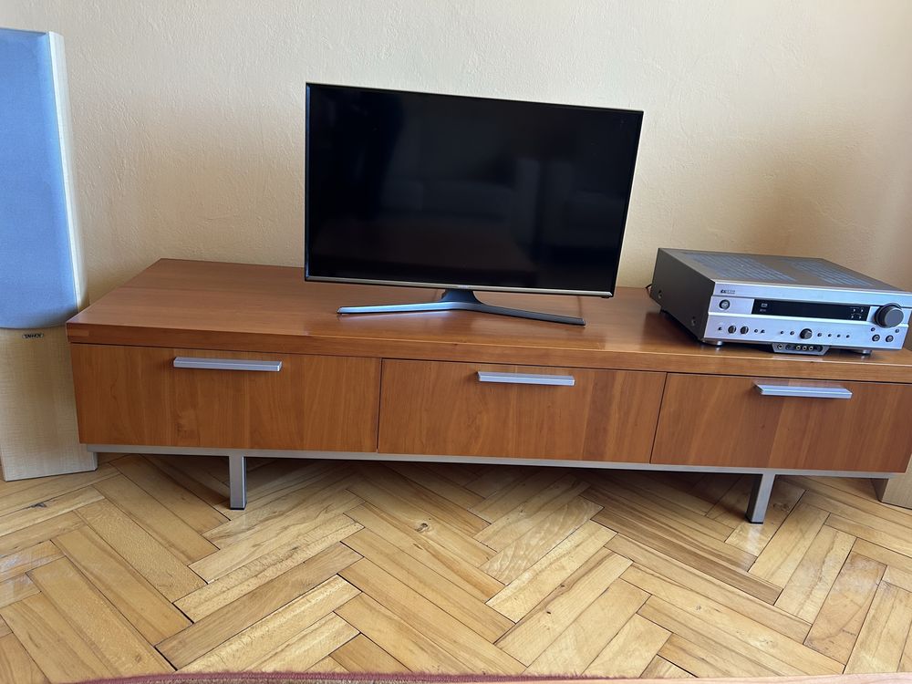 Skorzany wypoczynek Kler i drewniana komoda i stolit