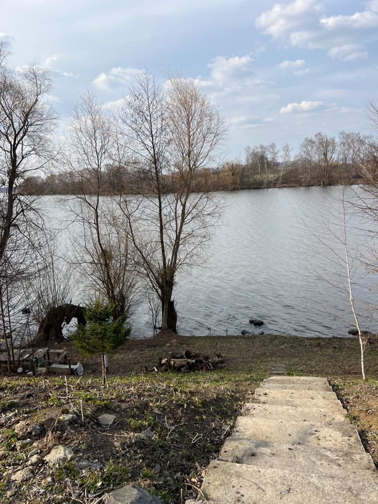 Будинок поряд водойми! Ідеально!