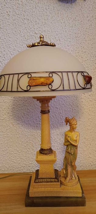 Lampa na podstawie z postacią kobiety