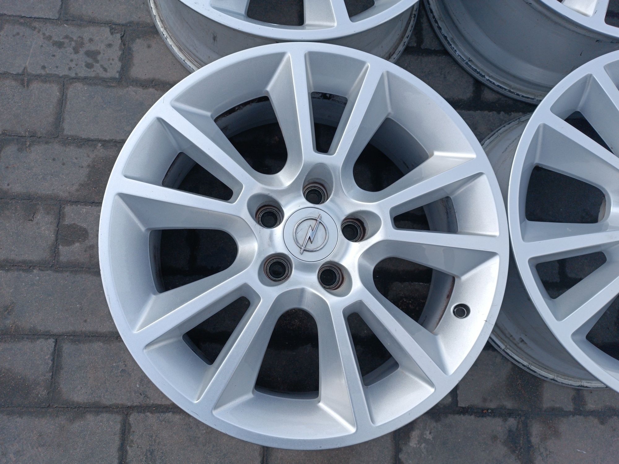 Felgi Alu Opel Meriva B Zafira B 5x110 ET35 7J17