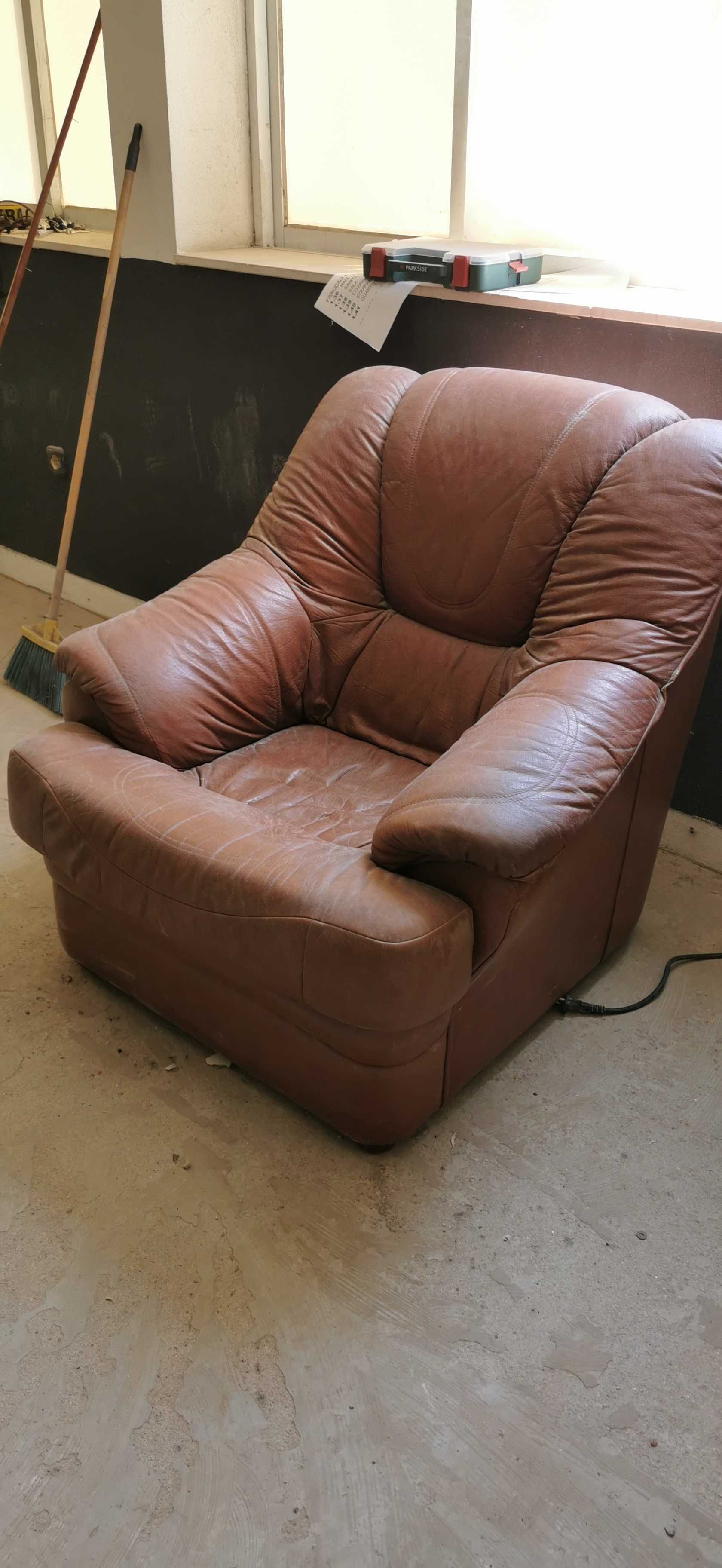 Vendo 2 sofás em pele castanha
