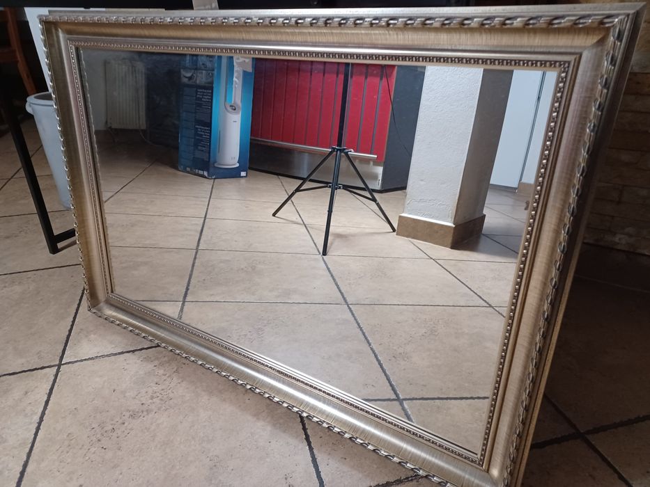 Eleganckie lustro w drewnianej rzeźbionej ramie