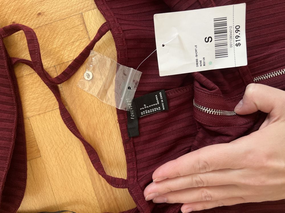 Елегантна сукня Forever 21 у трендовому бордо з чокером