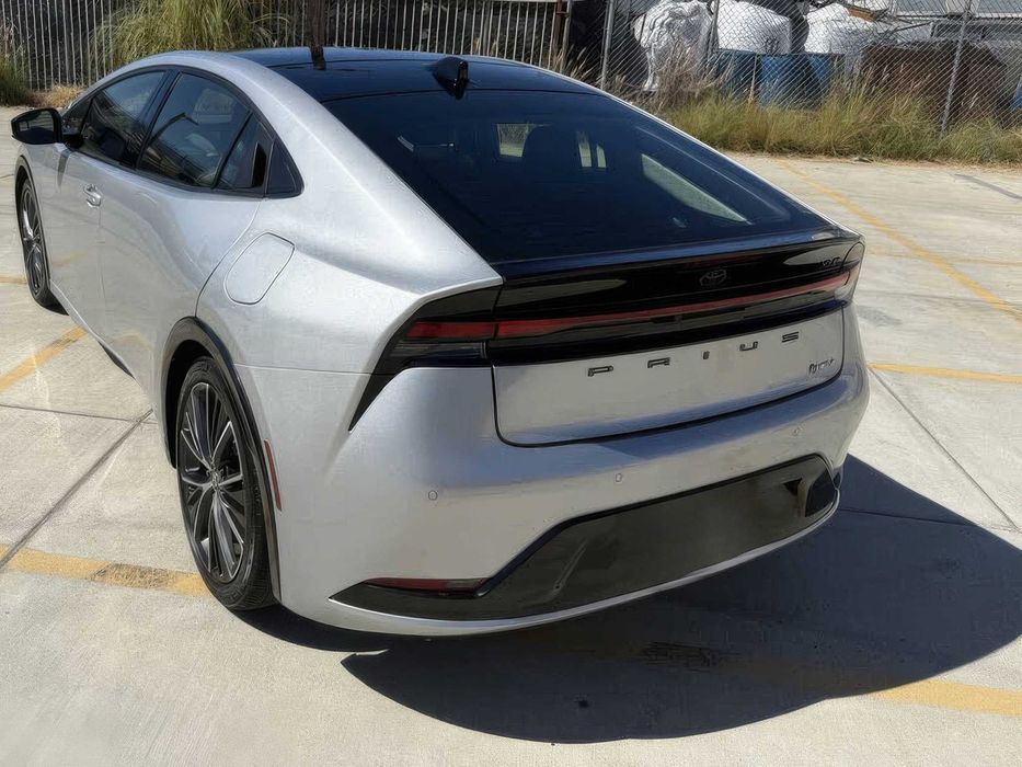 Toyota Prius      2024