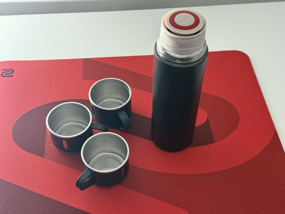 Zestaw termos + 3 kubki