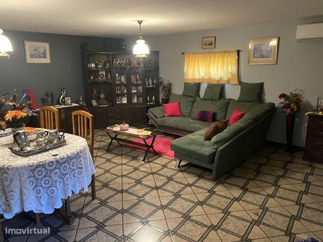 vende-se moradia em Aguiar de Sousa