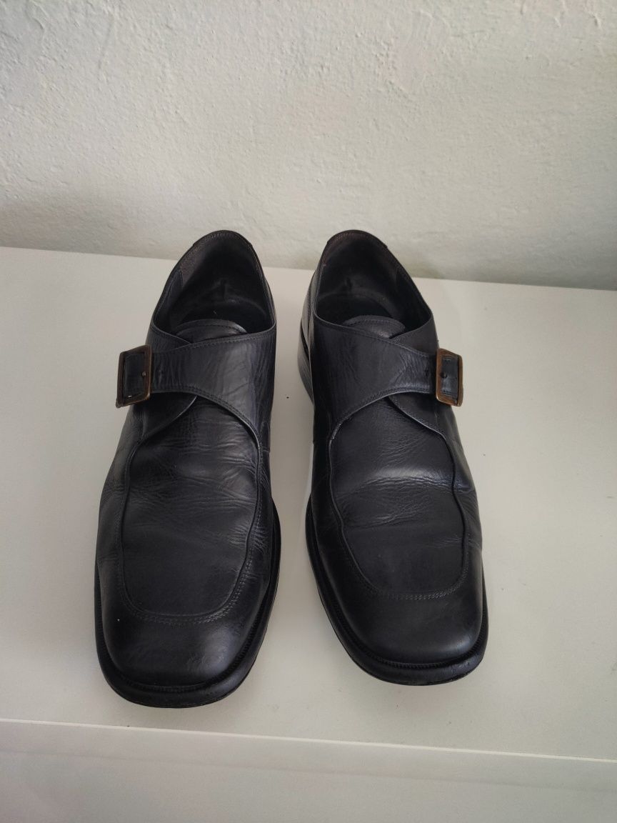 Sapatos pretos de cerimónia med,44