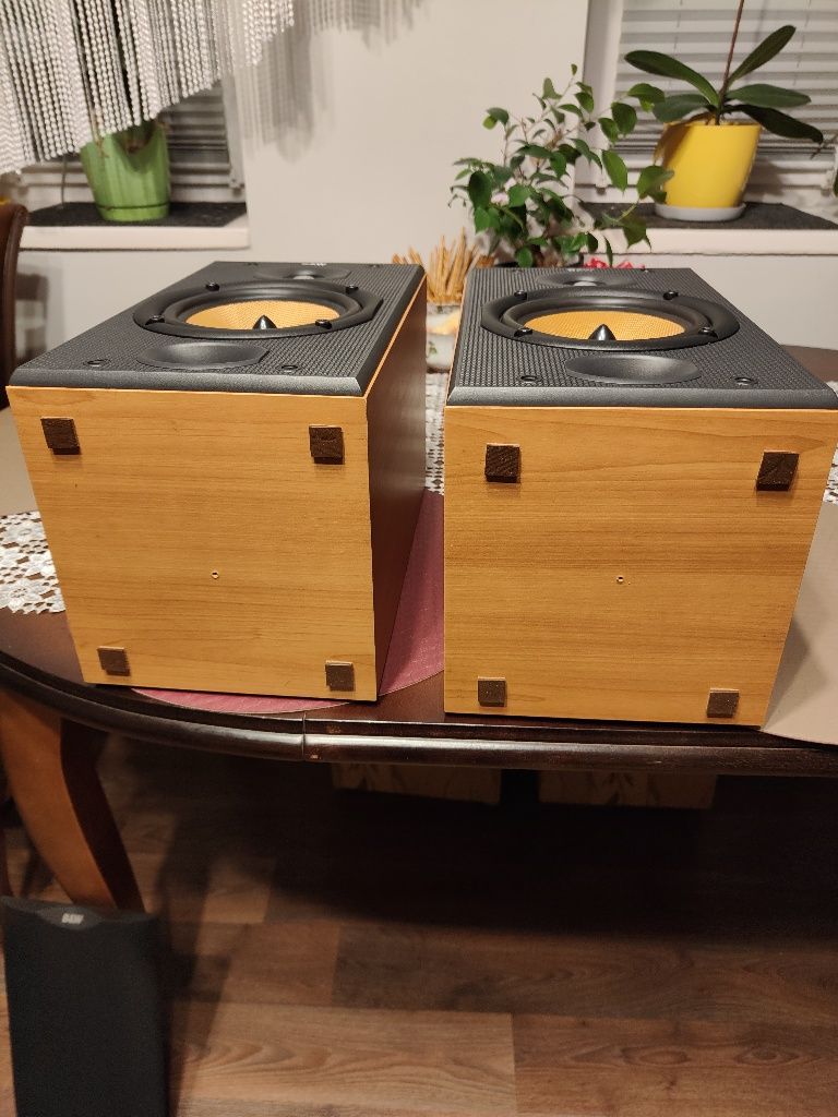 Kolumny Bowers & Wilkins