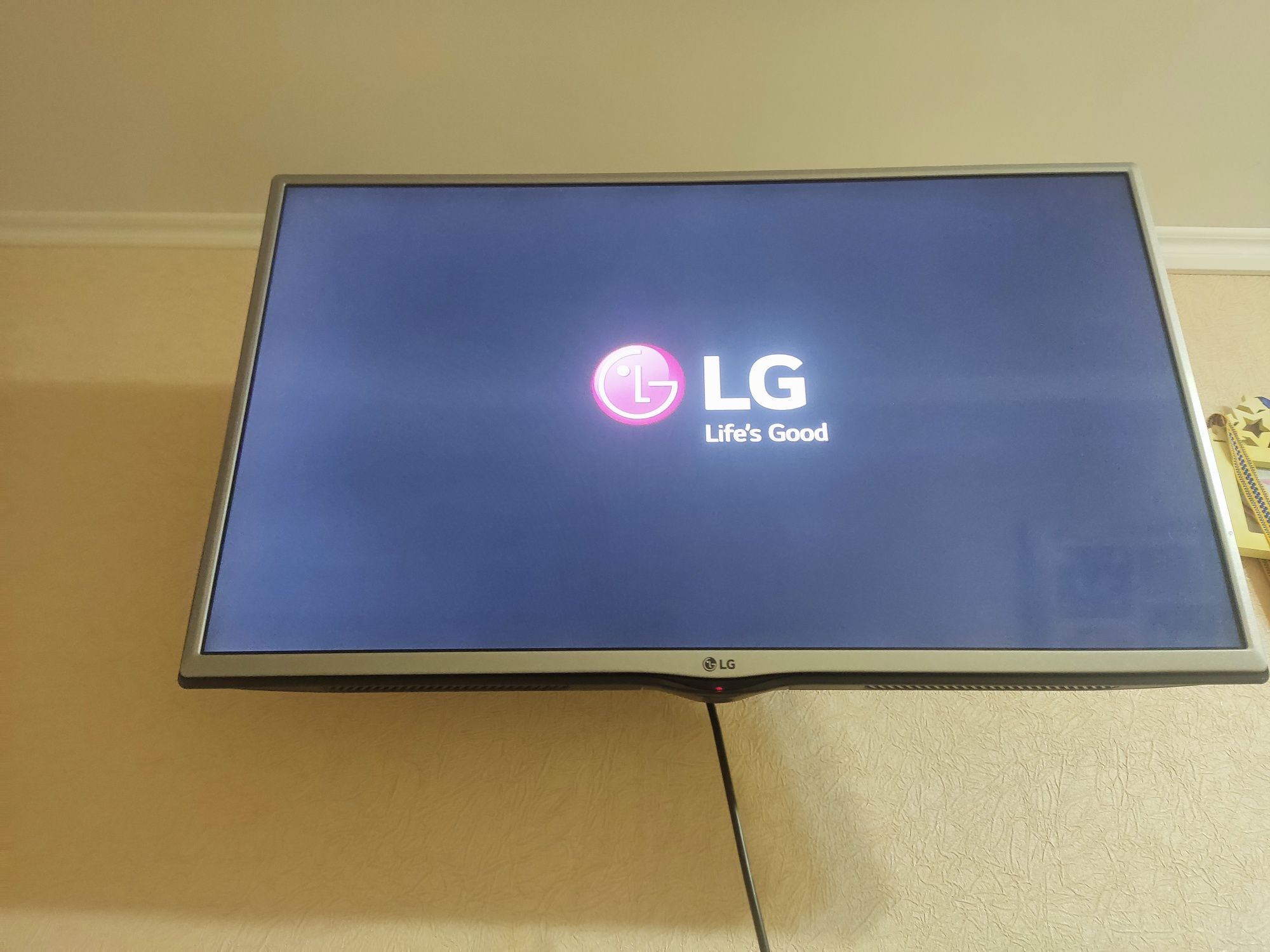 Телевизор LG 32LF550U