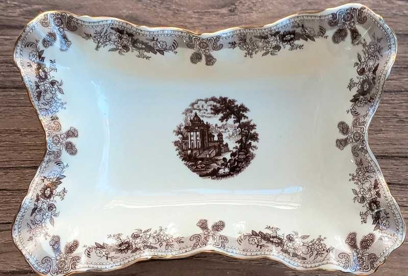 Patera na nóżkach, porcelana, na prezent, w pudełku