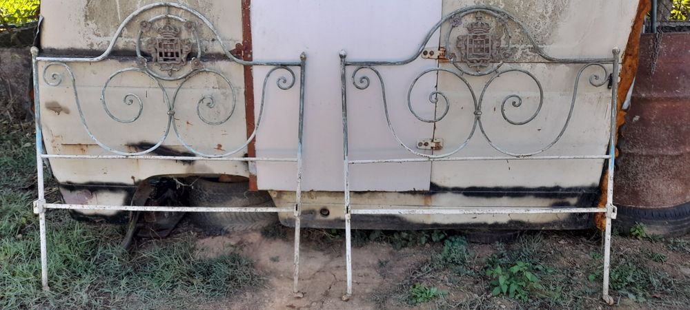 Cama de ferro "cabeçeiras"