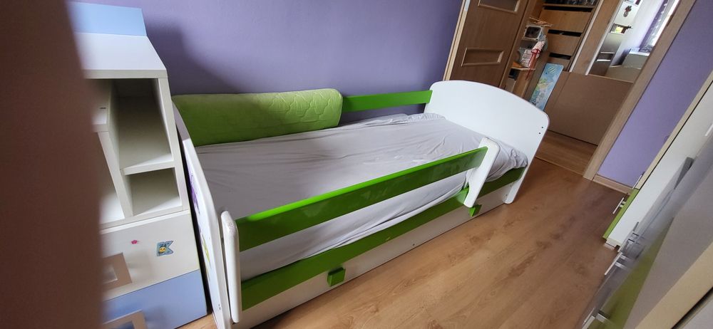 Drewniane łóżko dziecięce  z materacem