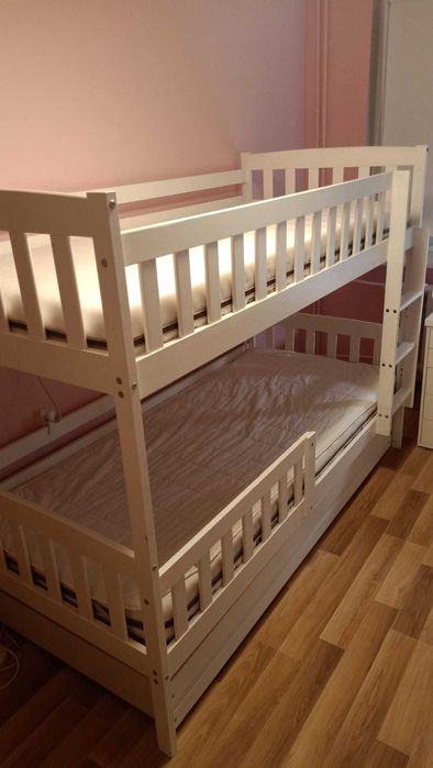 Łóżko piętrowe z materacami