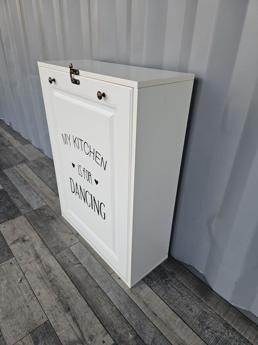 Wiszący biały regał z biurkiem