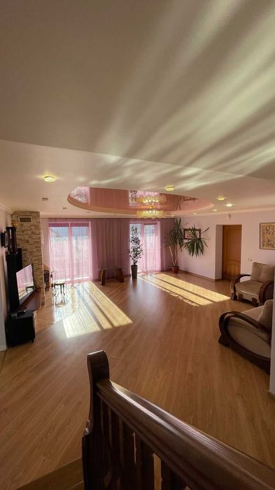 Продається будинок з ділянкою,банею. Зручна локація.