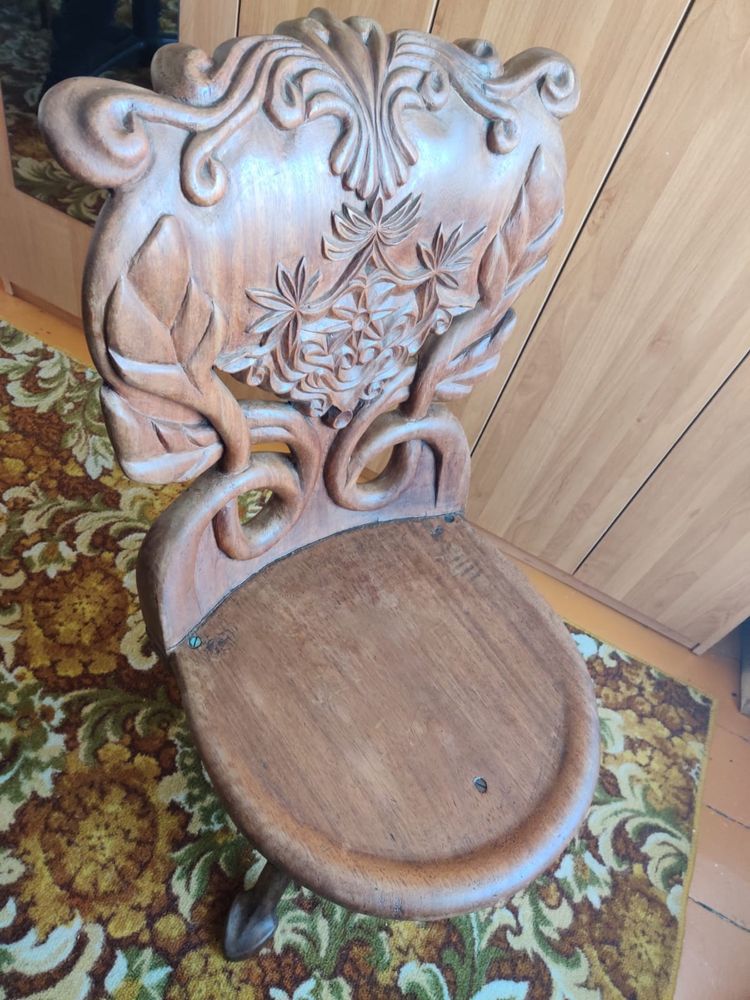 Stół z krzesłami drewniane solidne meble antyki