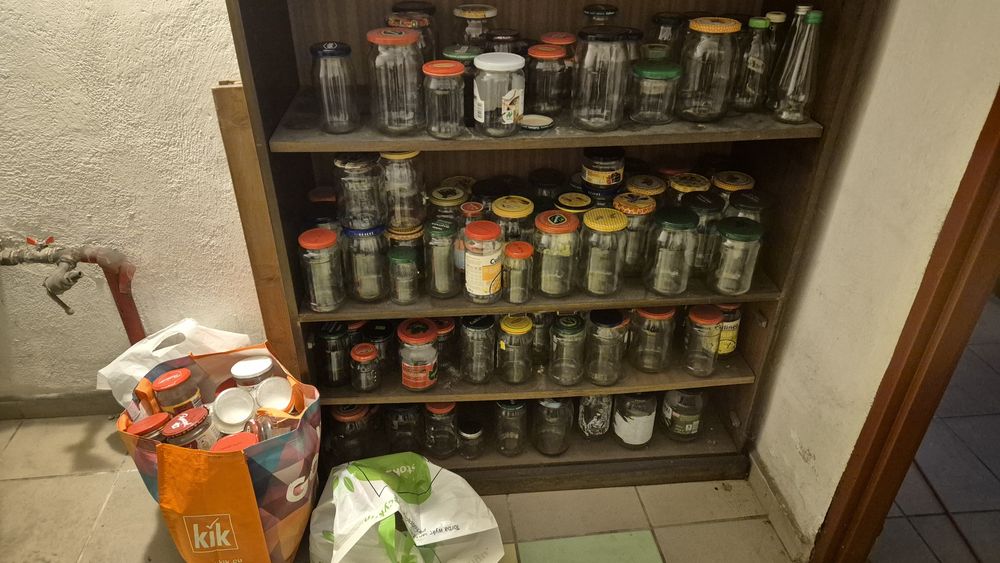 Słoiki z nakrętkami