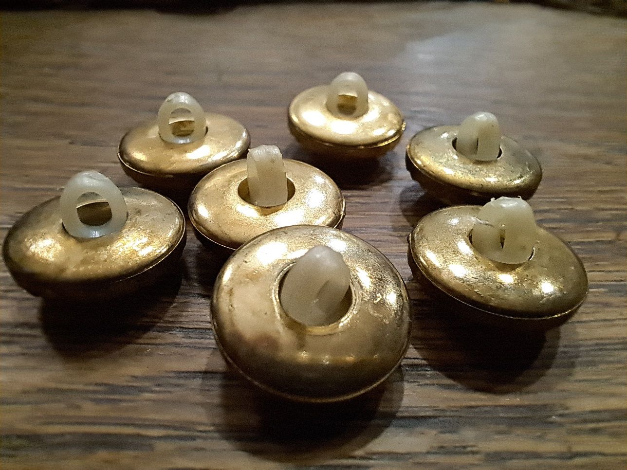 Guziki złote metalowe masa perłowa imitacja okrągłe 1,4 mm
