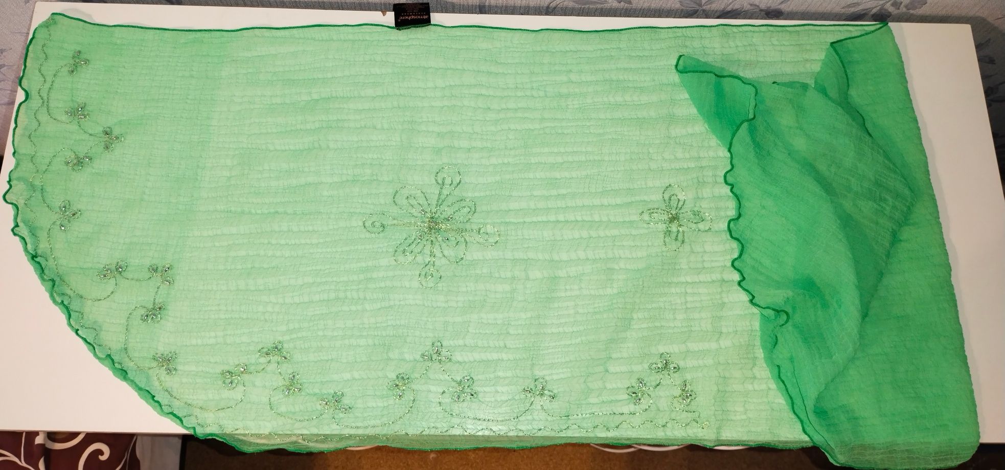 Парэо, ярко-зеленого цвета из жатой ткани.
