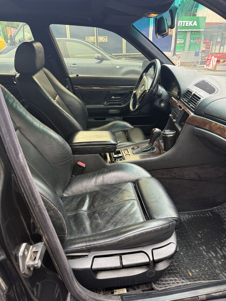 BMW 7 e38 Чорна газ бензин