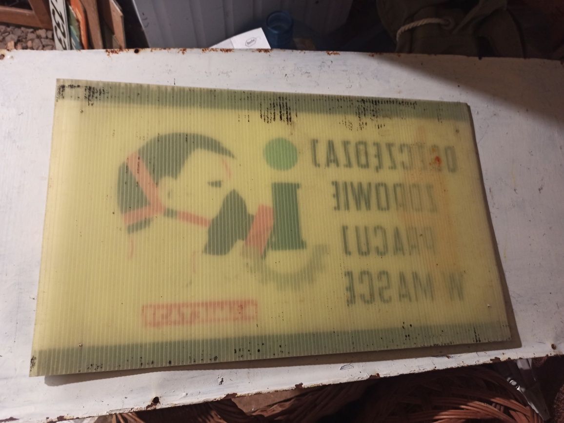 Stara tablica na tworzywie PRL