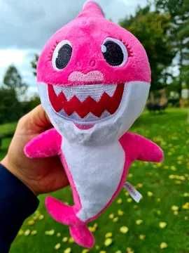NOwy Pluszak maskotka różowy Rekinek Babby Shark grający - zabawki