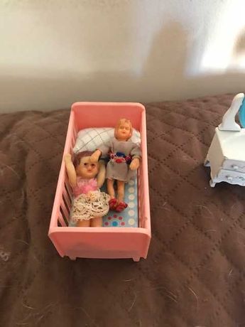 Brinquedos antigos - tocador, cama com bonecos, cadeira