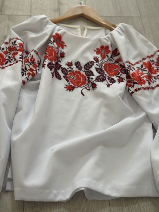 Вишиванка жіноча ручної роботи вишита бісером. Розмір S-M.