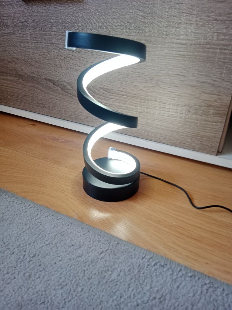 Lampka spirala LED stojąca